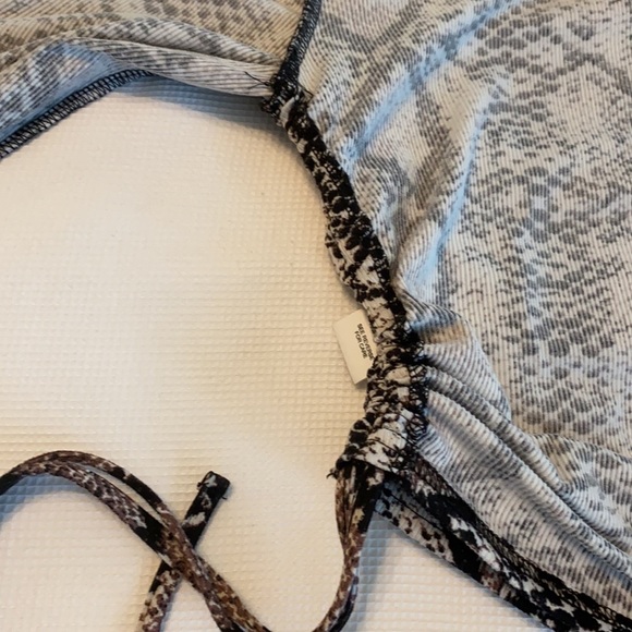 Forever 21 long sleeve mock neck snake print crop - Picture 11 of 12